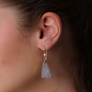 Dua Drusy, Pendientes colgantes triangulares elegantes a la moda para mujer, joyería hecha a mano de aleación de cobre y latón chapado en oro de 18 quilates para bodas - Product Image 6