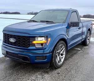 Ford F-150 XL 4x4 2024, poco usado, de gran valor, motor Coyote V8, supercargador Whipple, tracción en las cuatro ruedas, azul metálico Atlas - Product Image 1