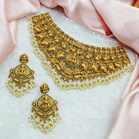 Parure de collier et boucles d'oreilles Jhumka de luxe plaqué or, motif Lakhmi Radiance, idéale pour fiançailles, mariages, fêtes, anniversaires et tenues de mariée, style tendance