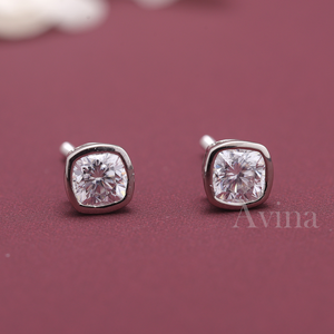 Boucles d'oreilles clous en or 18 carats avec diamant solitaire taille coussin certifié IGI, cultivé en laboratoire - Product Image 4