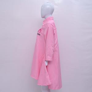 เดรสทรงสูงต่ำสำหรับผู้หญิงชุดเดรสลำลองสีชมพูแบบปักลายยาวสีทึบออกแบบได้ตามต้องการ - Product Image 2