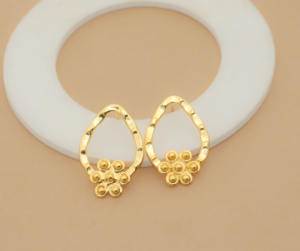 Pendientes de aro de flores texturizadas chapadas en oro hechas a mano, joyería de declaración floral de latón martillado moderno para mujer - Product Image 4
