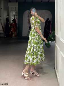 Ropa Étnica India, Seda Vichitra Rica con Estampado Floral, Anarkali Moderno, Kurtis Listos para Usar con Tallas Grandes Disponibles para Mujer - Product Image 4