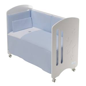 Ensemble de lit bébé moderne ASTRID 3 pièces 60x120 bleu - 100% coton tissé à motif uni - Comprend une couette, une barrière et un oreiller - Product Image 1