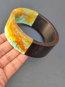 Brazaletes de resina facetada etérea - Product Image 4