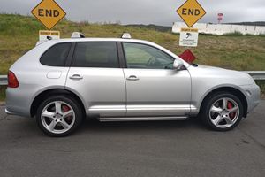 Porsche Cayenne Turbo S 2006 d'occasion, 520 ch, V8 biturbo, transmission intégrale, jantes SportTechno, peu modifiée - Product Image 2