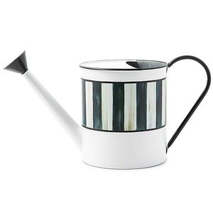 Bidon d'eau en métal de style traditionnel avec finition vintage et sculptures florales pour une expérience d'arrosage de plantes élégante - Product Image 4