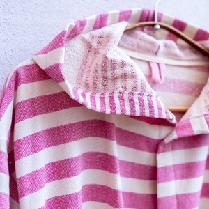 Peignoir turc Andalusia en tissu éponge, rayures roses, à capuche, 100% coton - Product Image 3