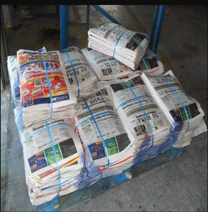 Bales de vieux journaux multicolores pour le recyclage - Product Image 6