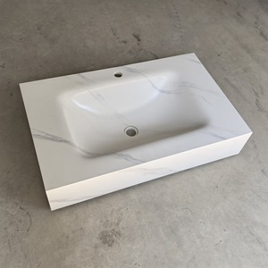 Chậu rửa mặt bằng đá sintered liền khối, không đường nối, kiểu dáng hiện đại, màu trắng nóng, thiết kế cong, có vòi xả nước bên cạnh. - Product Image 3