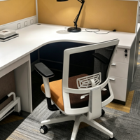 Poste de travail modulaire moderne pour bureau, bureau en forme de L pour 4 personnes avec cloison et armoire à dossiers