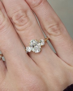 Bague à trois pierres en CZ taille ovale 7x9 mm avec pierres latérales taille ronde plaquée or jaune, bijoux fins de fiançailles et de mariage - Product Image 3