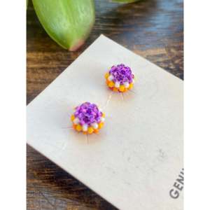 Boucles d'oreilles clous Navajo perlées avec motif floral incrusté dans un serti clos - Product Image 3