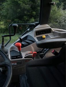 Tracteur agricole compact 4x4 de 233 CV à transmission par engrenages, haute productivité, avec moteur et boîte de vitesses - Product Image 3