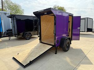 Petite remorque de transport fermée de couleur violette avec porte latérale, capacité de charge de 1001 à 2000 kg, essieu tandem, caisse utilitaire - Product Image 3