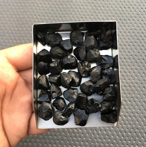 10 pièces 12-14 MM cristaux bruts de spinelle noir naturel véritables pierres précieuses en vrac cristaux de pierre noire non traités - Product Image 2