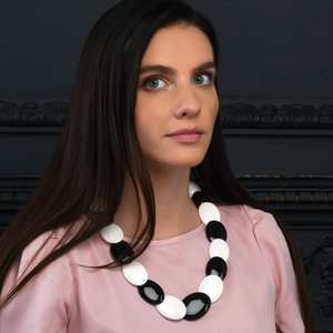 Collier de perles ovales en résine épaisse élégant noir et blanc déclaration audacieuse bijoux en acrylique à la mode collier de fête pour les femmes - Product Image 3