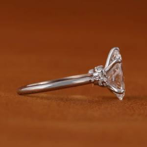 Anillo de Compromiso de Plata 925 de Alta Calidad con Moissanita Certificada IGI en Corte Marquesa y Engaste de Garra para Mujer - Product Image 3