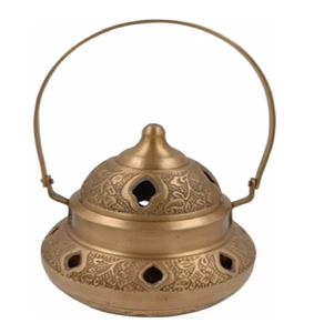 Brûleur d'encens en laiton vintage avec couvercle perforé en forme de dôme et fleuron, parfait pour l'encens traditionnel, disponible en gros - Product Image 5