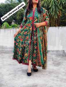 Conjunto de Traje Anarkali Elegante y Moderno para Mujer con Hermoso Diseño Estampado de Flores, Ropa para Bodas y Festivales, Traje Indio Pakistaní al por Mayor - Product Image 2
