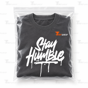 เสื้อยืดแขนสั้นสีเทาเข้มสำหรับผู้ชาย สไตล์สตรีท คอกลม พิมพ์ลายกราฟฟิตีตัวอักษร Stay Humble มีจำหน่ายแล้ว - Product Image 6