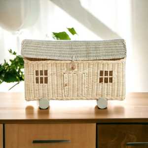 Panier de rangement en rotin tressé créatif et portable avec roulettes et couvercle en forme de petite maison avec fenêtres et porte - Product Image 4