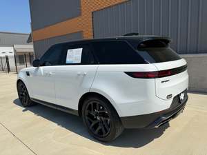 Land Rover Range Rover Sport SE d'occasion propre, modèle 2024 - Product Image 6
