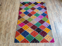 Tapis marocain multicolore et vintage en laine, respectueux des animaux de compagnie, avec design coloré, pour la décoration de la chambre, du salon ou de l'espace de prière.