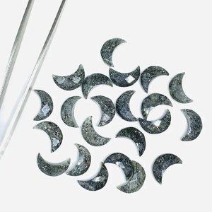 Luna tallada en piedra negra solar natural Briolette facetada a mano Luna Rosa cortada piedras preciosas luna creciente a granel - Product Image 2