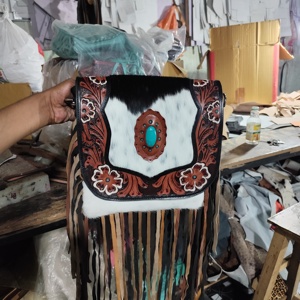 กระเป๋าหนังวัวแท้สำหรับผู้หญิง ลายปักรูปแบบโบฮีเมียน สไตล์คาวบอย สะพายข้างแบบสลิง มีซิป เหมาะสำหรับฤดูใบไม้ร่วง พร้อมช่องซ่อนปืน ตกแต่งพู่และดอกไม้ - Product Image 4