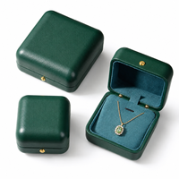 Boîte d'emballage pour bijoux carrée et ronde multicolores, en cuir de qualité supérieure, fabriquée directement par MISEN, pour la présentation de bijoux fins.