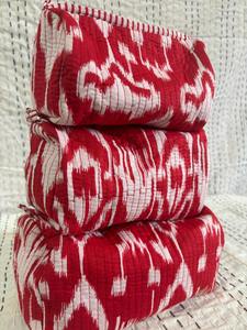 Conjunto de bolsa de maquillaje de viaje de algodón acolchado con cierre de cremallera Vintage ecológico con estampado de bloques Ikat rojo - Product Image 5