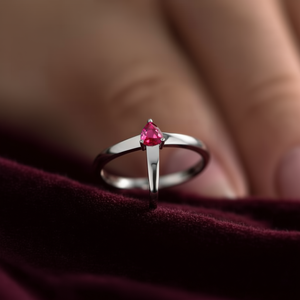 Anello di fidanzamento classico da donna in argento sterling 925 con rubino naturale da 0,26 ct taglio a goccia e montatura a griffe - Product Image 3