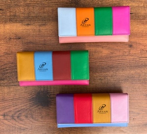 หนังรีไซเคิลสไตล์แฮนด์เมดที่ไม่ซ้ํากันที่มีสีสันคลัทช์ผู้หญิงหลายสีร้อนขายกระเป๋ากระเป๋าสตางค์หนังรีไซเคิลที่สวยงาม - Product Image 1