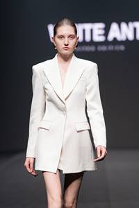 Blazer de style élégant pour femmes, poche avant boutonnée sur la poitrine, Blazer drapé dos nu Lya, vêtements d'été pour femmes, marque locale blanche - Product Image 5