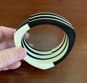 Brazalete Abierto de Alta Calidad, Venta Directa de Fábrica, Brazalete Hawaiano en Forma de C de Acrílico, Ecológico, para Mujer, para Bodas - Product Image 4