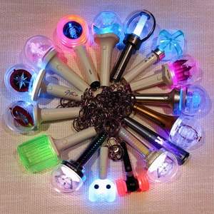 Venta al por mayor de accesorios LED para llaveros de BTS, estilo personaje de TV y cine, mini mochilas portátiles, dijes personalizados. - Product Image 5