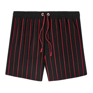 Shorts pour hommes en tissu tissé, à rayures noires et rouges, avec cordon de serrage, taille mi-haute, décontractés, longueur courte, pour l'été - Product Image 1