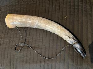 Corne de buffle écologique de style animal élégante, polie, décoration d'intérieur avec sangle en cuir par Crescent Crafts - Product Image 2