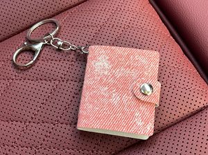 <span class=keywords><strong>Mini</strong></span> albums photo en cuir PU <span class=keywords><strong>2</strong></span> pouces porte-clés porte-photos <span class=keywords><strong>2</strong></span> pouces pochettes accessoires jolis photos cartes porte-clés pendentif - Product Image 6