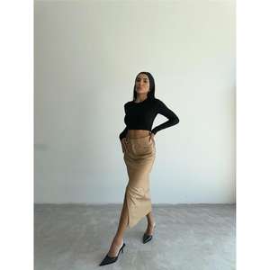 Falda de cuero beige para mujer con abertura - Product Image 5