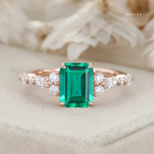 Anillo de compromiso con forma de Esmeralda vintage de oro macizo de 14 quilates Centro 8*6mm Anillo de Esmeralda cultivado en laboratorio con opciones de cambio de tono de metal - Product Image 1