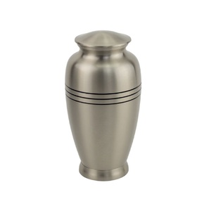 Urna de inspiración herenciale muestra un diseño esculpido exquisito creado para preservar cenizas preciosas con una belleza duradera - Product Image 3