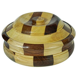 Boîte en bois et marmite casserole plat isolé casserole chauffe-aliments boîte cuisine maison salle à manger idées pour hôtel et restaurant - Product Image 1