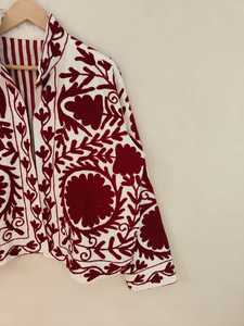 Veste Suzani rouge brodée à la main, motif floral, style folklorique, courte, bohème, faite à la main, vêtement ethnique, veste en velours Suzani - Product Image 4