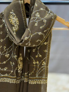 Châle Kashmiri en laine brodée traditionnelle Matériau en polyester à motif solide pour les événements d'hiver et les looks ethniques - Product Image 3