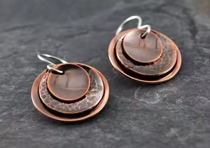 Boucles d'oreilles modernes en cuivre pour femmes Bijoux faits à la main minimalistes Boucles d'oreilles élégantes en métal léger de style goutte ou cerceau pour un usage quotidien - Product Image 6