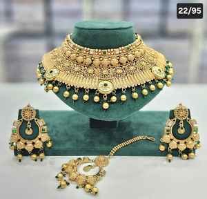 Ensemble de bijoux de mariée exclusif avec collier ras du cou de créateur Boucles d'oreilles Maang Tikka Choix parfait pour une occasion de mariage traditionnelle - Product Image 4