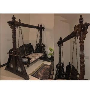 Balançoire en bois sculptée à la main, aspect brillant en noyer traditionnel, balançoire intérieure en bois sculpté à la main/oonjal en teck, balançoire sculptée à la main en Australie - Product Image 1