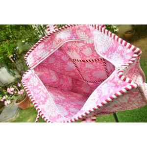 Bolso Tote de Algodón Rajasthani con Estampado Floral Acolchado a Mano, Cierre de Cremallera, Diseño Reversible, Elegante y Espacioso para Mujer - Product Image 2